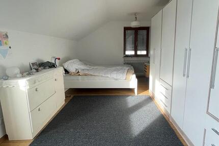 Helles möbliertes Zimmer mit Bad & Abstellraum in ruhiger Lage