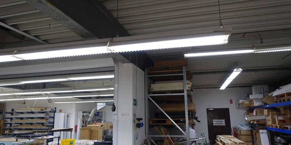 Grundstück (3.383 m²) mit Produktionshalle (900 m²) und Bürogebäude (590 m²) zimmer