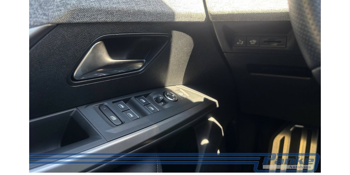 Peugeot 5008 Hybrid 136 GT 7 Sitzer Panorama 22.659 km 31.990 &euro; Berlin 13187