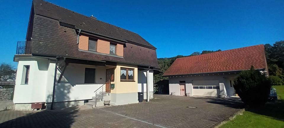 Großes Einfamilienhaus mit Garage und Garten auf über 2000m² 7 zimmer