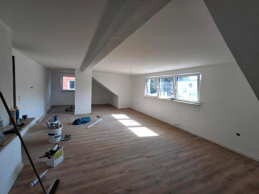 Charmante Dachgeschoßwohnung – Kernsaniert & Einzugsbereit!