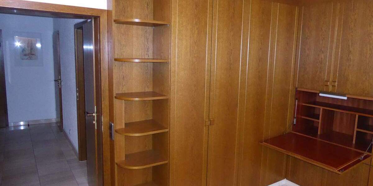 Großzügig Wohnung in bester Lage, komplett möbliert mit Tiefgarage und Aufzug! 3 zimmer