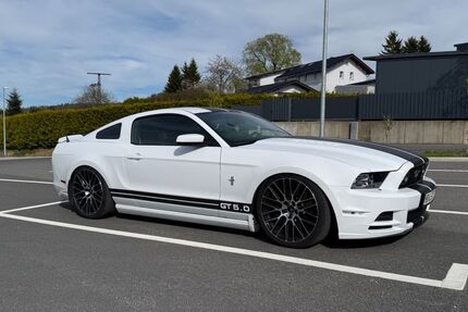 Ford Mustang 32.000 km 33.000 &euro; Eisfeld 98673