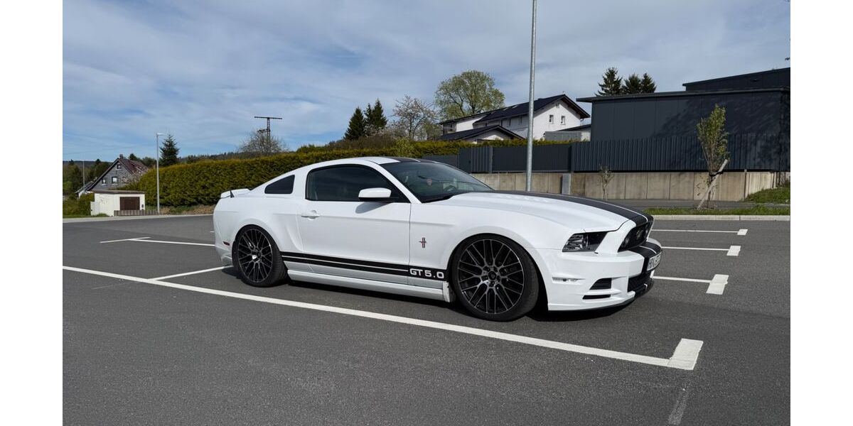 Ford Mustang 32.000 km 33.000 &euro; Eisfeld 98673