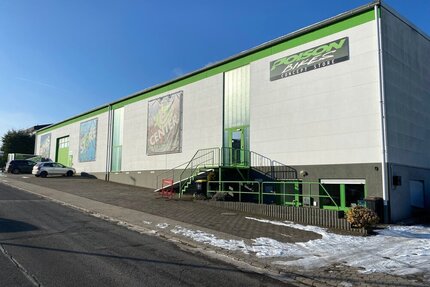 Vielseitige Gewerbehallen in Kombination mit einem Familienhaus, Parkflächen und 6 Garagen