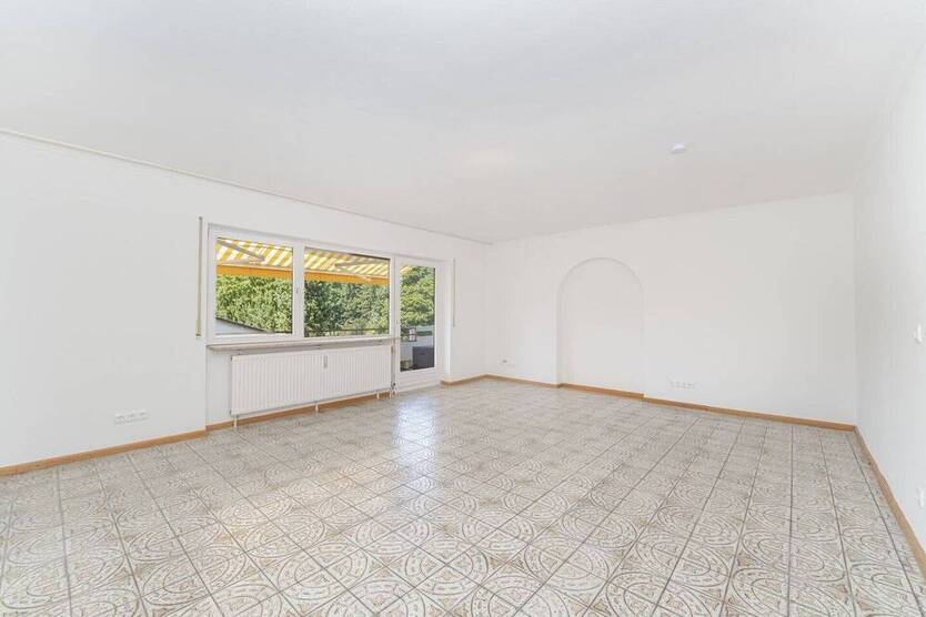 Großzügige und sehr gepflegte 4-Zimmer-Wohnung mit 2 Balkonen und Einbauküche.
