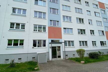 Moderne Eigentumswohnung mit 3 Zimmer, Balkon & Stellplatz in Zeitz am Michaelpark zu verkaufen.