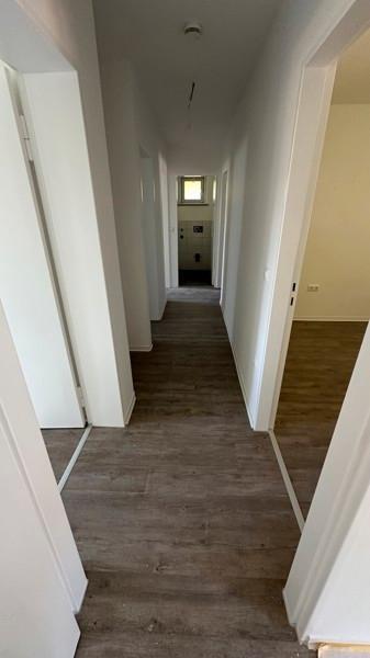1. OG 5 Zimmer ab sofort (frisch saniert) zimmer
