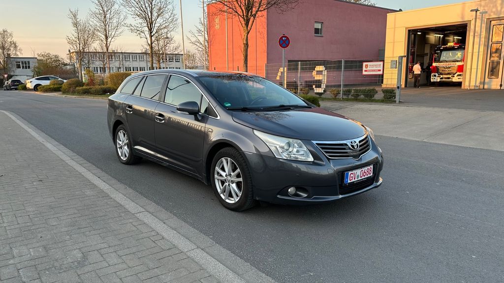 Toyota Avensis 223.000 km 5.990 &euro; Neuss 41460