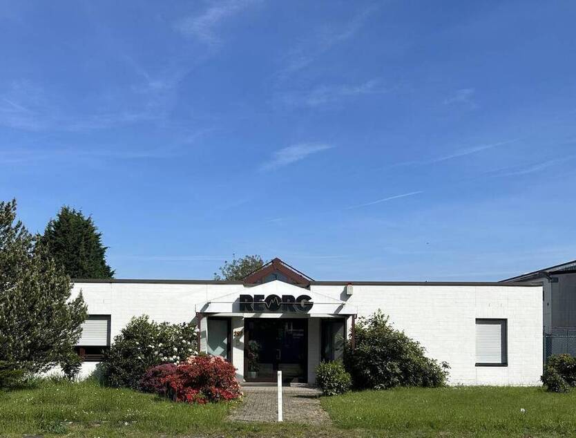 ***Lagerhalle, Büros, Parkflächen, Ausbaureserve, große Freifläche...in MG-Giesenkirchen***