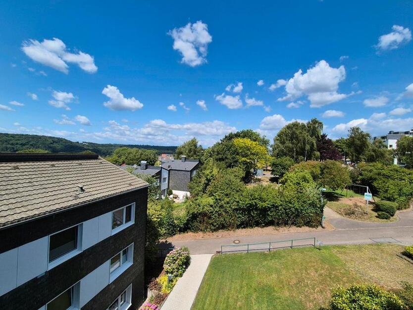 Helle 4,5 - Zimmer-Wohnung mit Balkon & TG-Stellplatz
