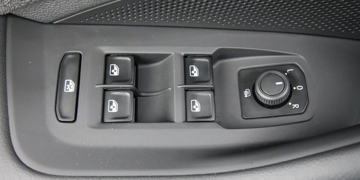 VW Passat Variant 1.5 eTSI 7-DSG LED+KAMERA+WINTER 35.987 km 26.900 &euro; Hagenow 19230