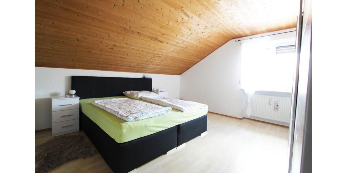 Dachgeschoßwohnung Hohenlinden - 3.5 Zimmer, 90 m&sup2;, 1.000&euro; | Angebot:26546183
