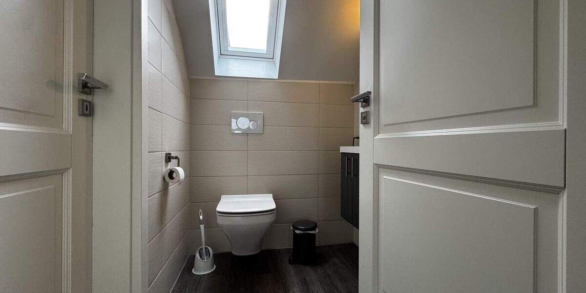 In Toplage - Saniertes großes Zweifamilienhaus mit parkähnlichem Garten und Platz für Ihre Autos... 8 zimmer