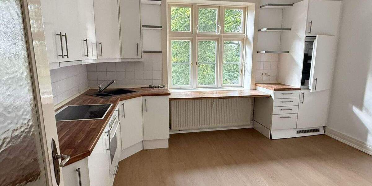 Große Altbau-Wohnung mit 4 Zimmern und Balkon 4 zimmer