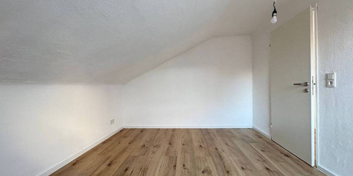 Sanierte 2-Zimmer-Dachgeschosswohnung mit neuem Bad in Ensheim - Etagenwohnung Saarbrücken-Halberg Ensheim | Angebot:26774939