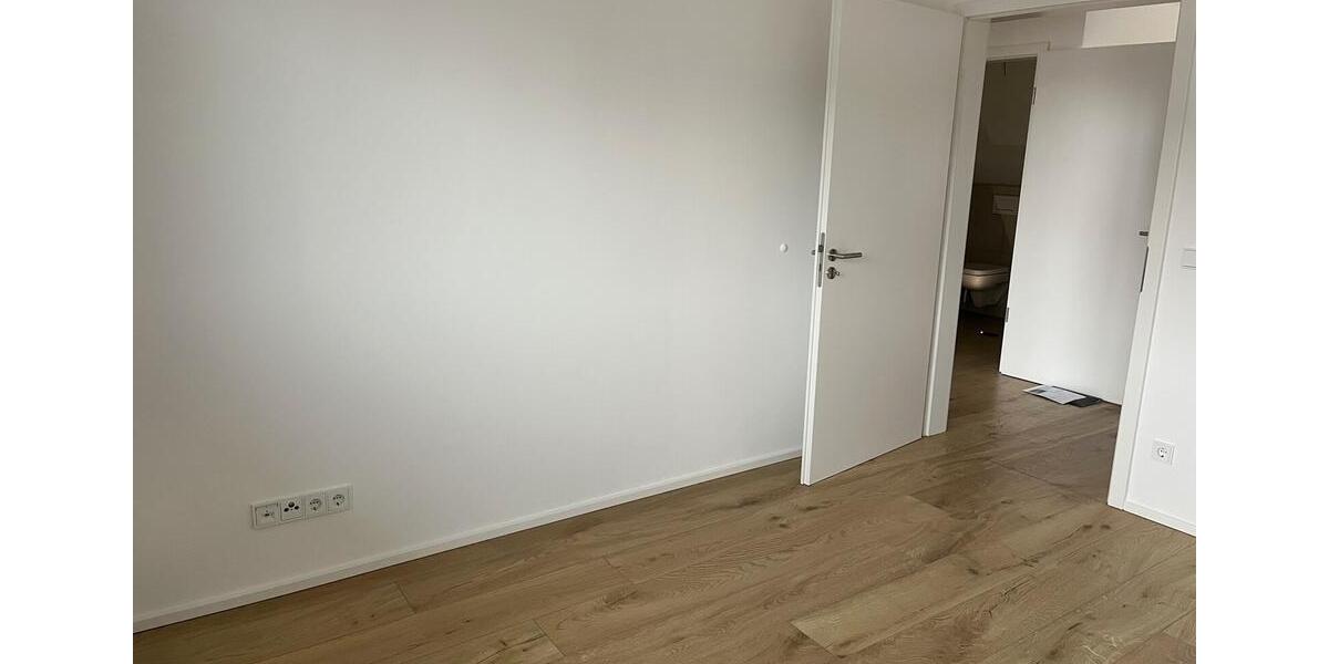 Dachgeschoßwohnung Wiesbaden Mainz-Kastel - 4 Zimmer, 131 m&sup2;, 2.300&euro; | Angebot:24980383