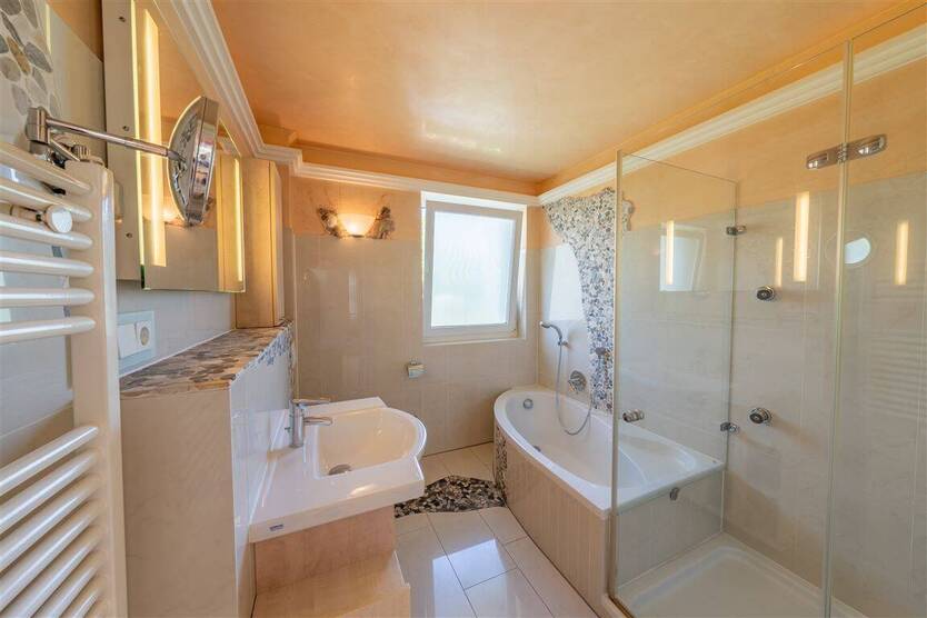 Hochwertige Penthouse-Wohnung mit großem Balkon und Kfz-Stellplätzen 3 zimmer