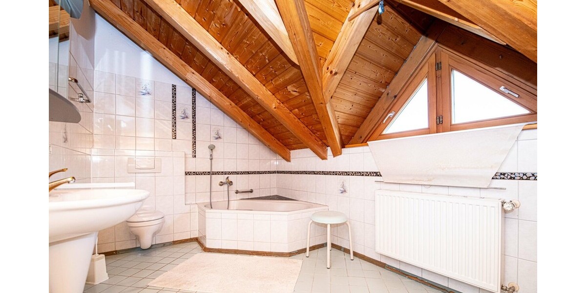 Großzügiges Zuhause mit umzäunten Gartengrundstück und vielseitigem Studio - Einfamilienhaus Schönthal | Angebot:27038045