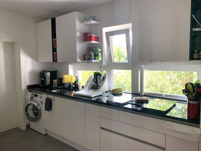 Moderne 4 Zi., EBK, TGL. Bad mit 110 m² Wfl. mit PKW-Stellplatz im I.OG eines 4 FH in schöner Randlage von HG - Dornholzhausen!