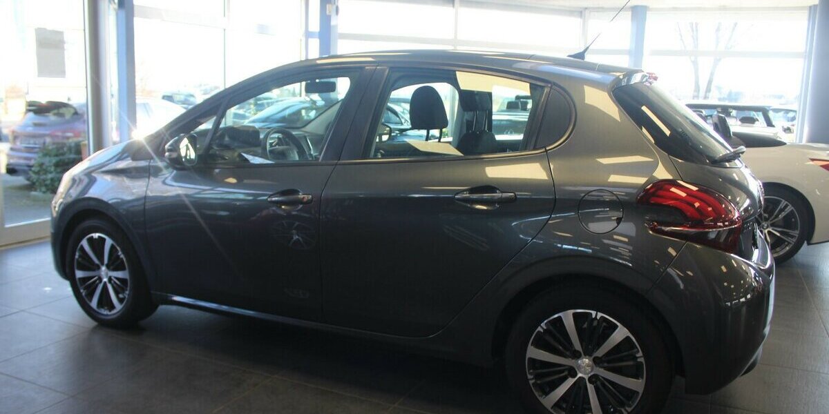 Peugeot 208 PureTech 82 Style - Panorama - 88.339 km 7.980 &euro; Euskirchen 53881