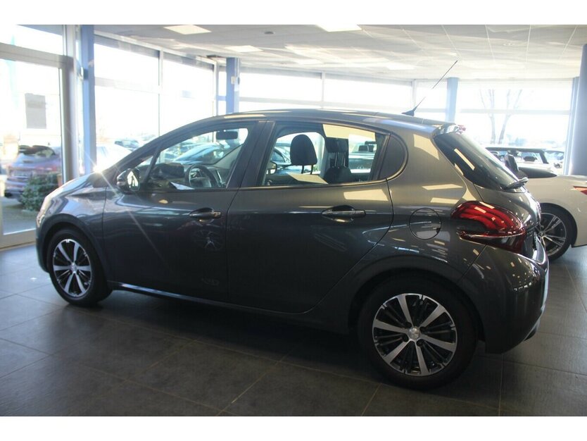 Peugeot 208 PureTech 82 Style - Panorama - 88.339 km 8.980 € Euskirchen 53881