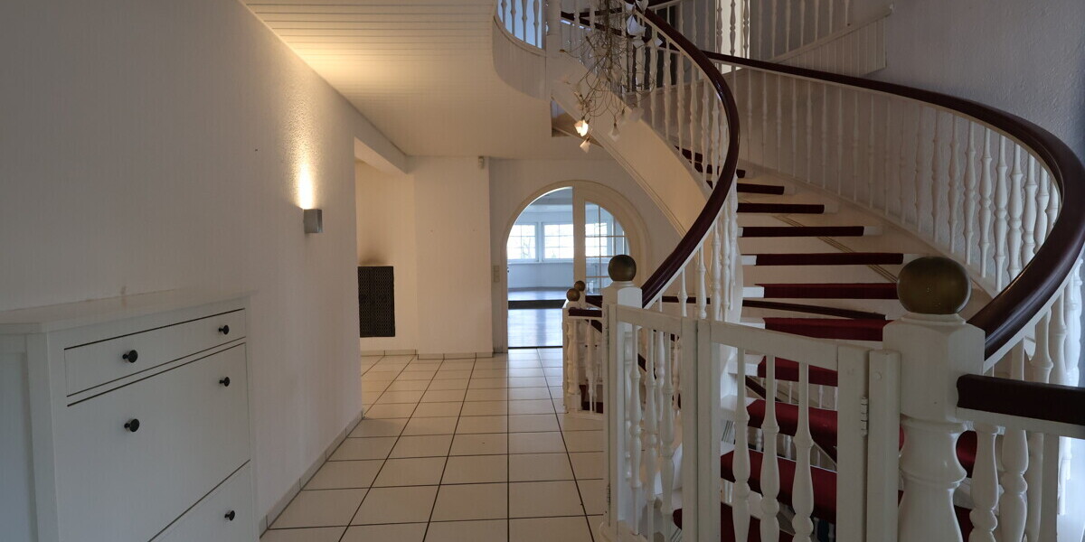 Exklusive Villa mit Wellnessbereich, Pool & großem Grundstück (inkl. Renovierung und neuem Dach) - Villa Hüllhorst | Angebot:26002980
