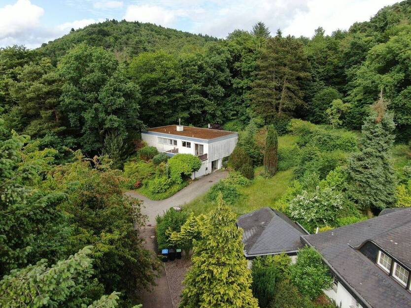 Bungalow mit Weitblick in IGB-Sengscheid, 2.570?m², Waldlage, absolute Privatsphäre + Baugrundstück 6 zimmer