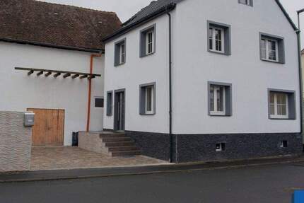 Saniertes EFH mit großes Scheune und einer tollen Terrassen-Option. 6 zimmer