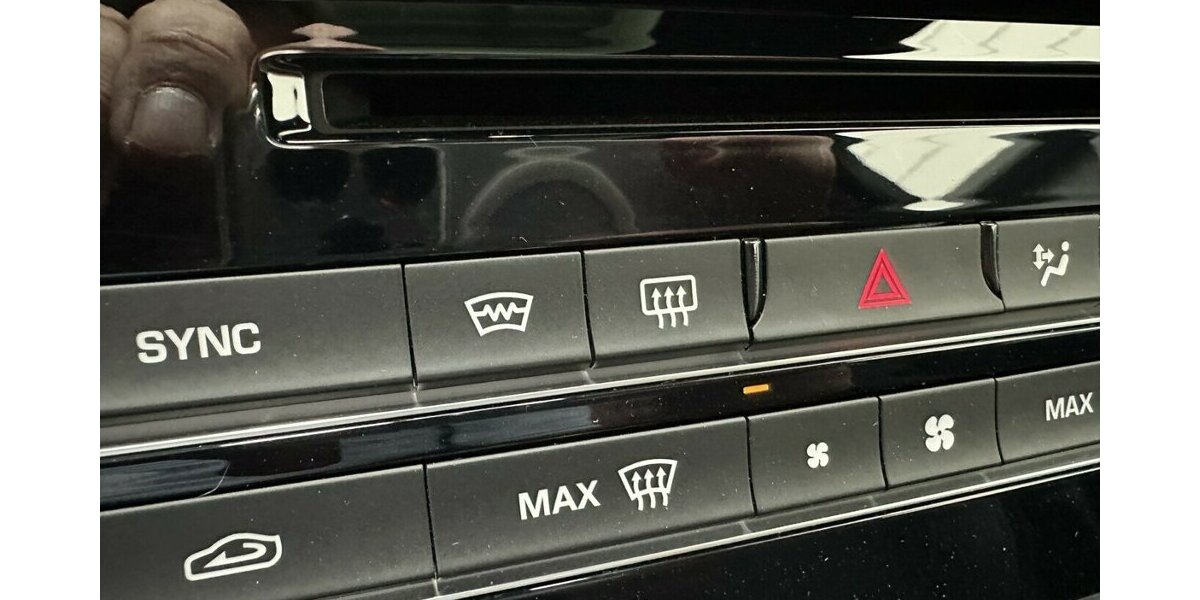 Jaguar F-Pace 3,0 D AWD R-Sport +AHK+Panorama+Navi+Kamera 92.200 km 28.990 &euro; Jaderberg 26349