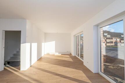 Exklusive Doppelhaushälfte in zentraler aber naturnaher Lage! 4 zimmer