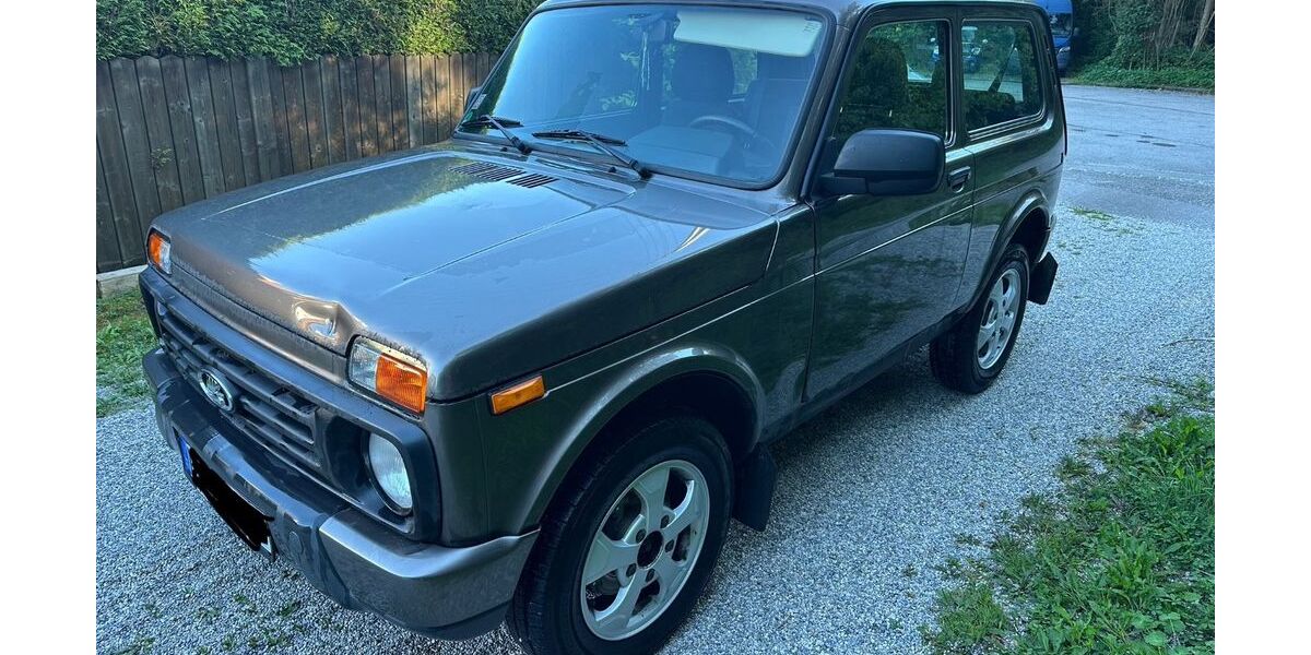 Lada Urban 55.000 km 7.900 &euro; München 81827