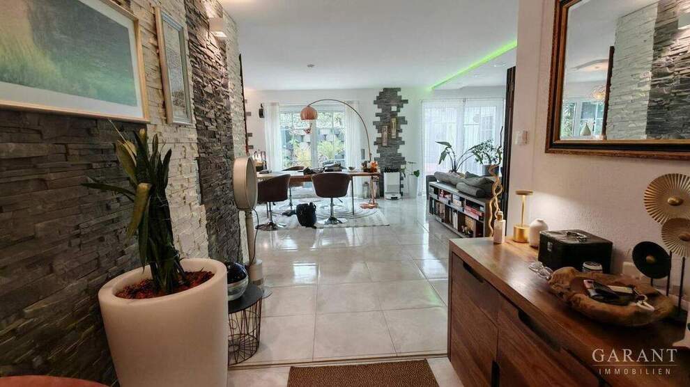 Exklusives Dreifamilienhaus von 2011 mit Wärmepumpe, Solar & 1.510 qm Grundstück 9 zimmer