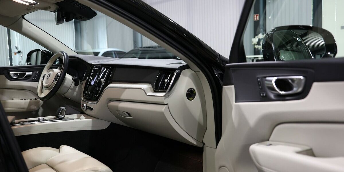 Volvo XC60 B4 AWD PLUS-BRIGHT BLACK & BEIGE / SCHÖN 94.000 km 30.444 &euro; Hamm 59077