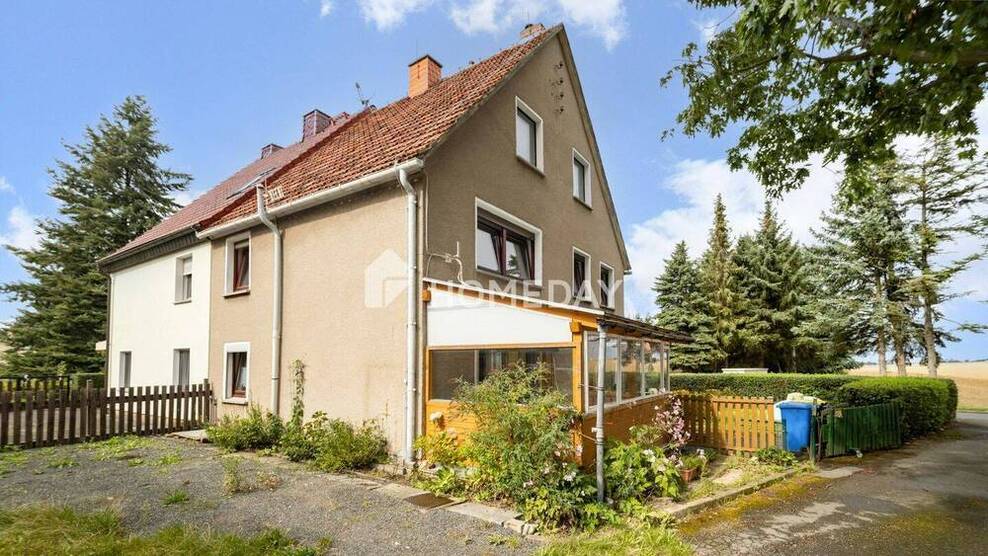 Direkt verfügbar: DHH mit Entwicklungsmöglichkeiten und großem Grundstück in ruhiger Lage