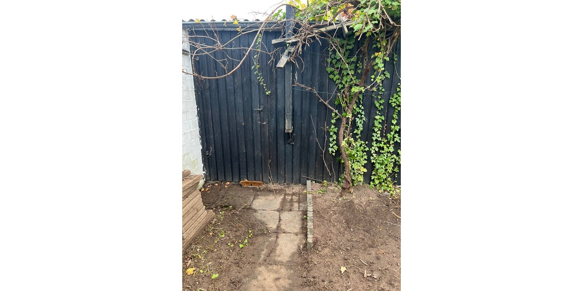 DUS, 4Zi. RMH, 110m² Wfl., 215m² Grd., Terr., Garten, Keller, Grg. 4 zimmer