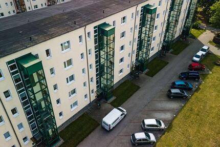 frisch sanierte 2,5raum Wohnung in einem Haus mit Aufzug bald verfügbar 2 zimmer