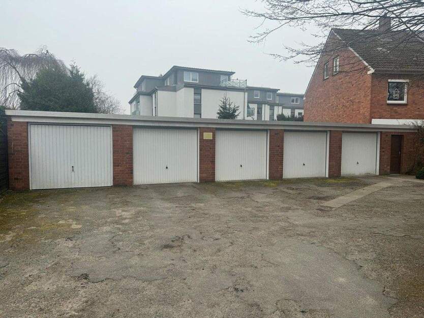 Garagenhof mit fünf Garagen und einem Abstellraum in Lübeck-St. Lorenz-Nord (Musikerviertel) zimmer