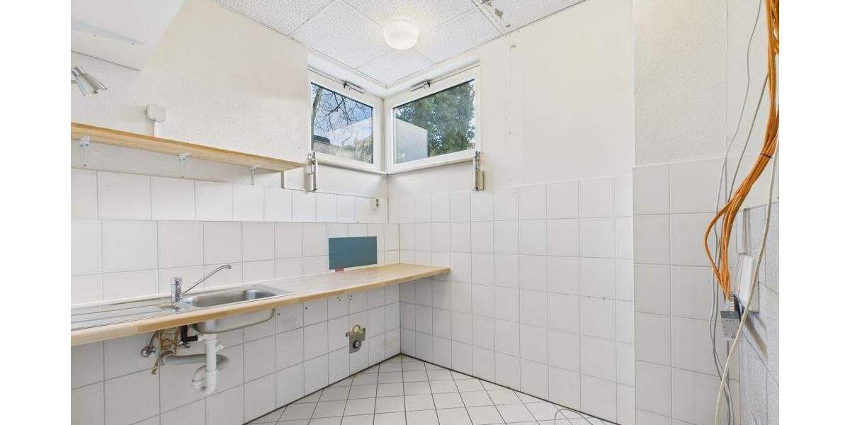 Helle Gewerbeeinheit im EG in zentraler Lage | Stellplätze verfügbar & separat anmietbar zimmer