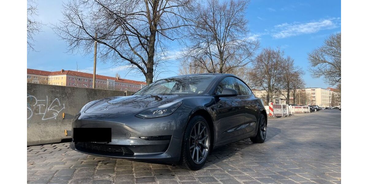 Tesla Model 3 36.900 km 26.980 &euro; Berlin 10243