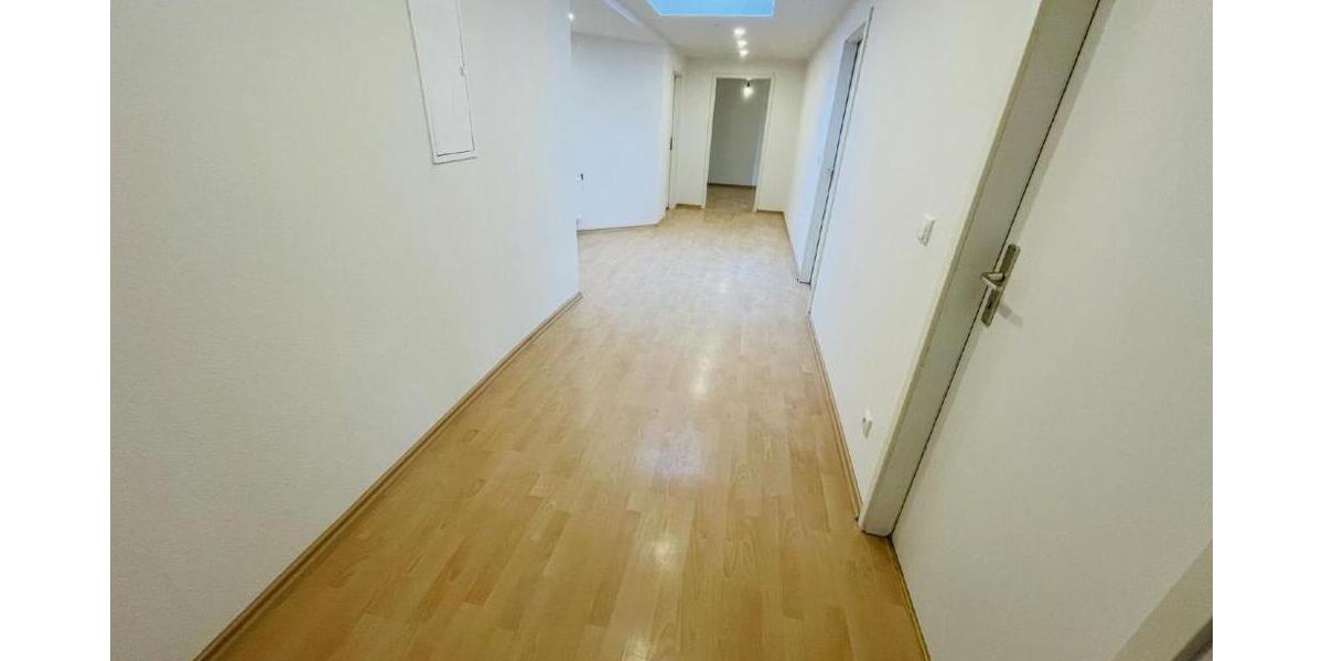 **Ihr neues Zuhause wartet: 4-Raum-Wohnung mit Komfort-Badezimmer und großzügigem Wohnambiente!** - Dachgeschoßwohnung Gera Alt-Bieblach | Angebot:26876574