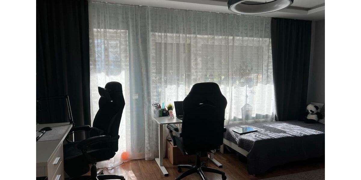 Großzügiges 330 qm Zweifamilienhaus mit Mansarde und Kamin 6 zimmer