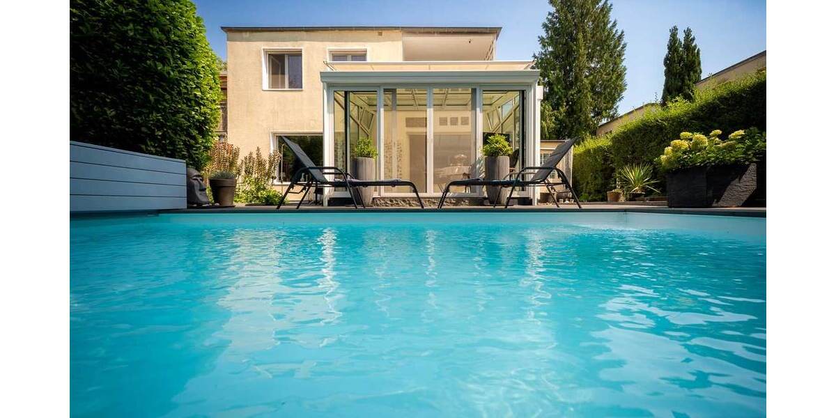 Modernisiertes Haus mit Pool & Garten in Frankfurt 4.5 zimmer