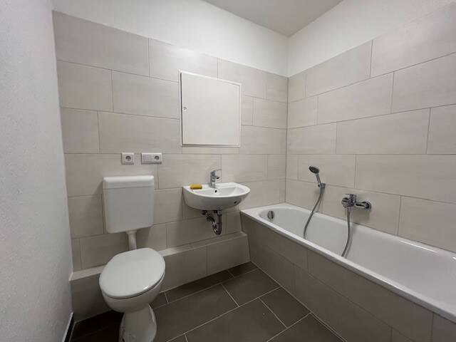 Etagenwohnung Zwickau Neuplanitz - 4 Zimmer, 75 m&sup2;, 450&euro; | Angebot:26643750