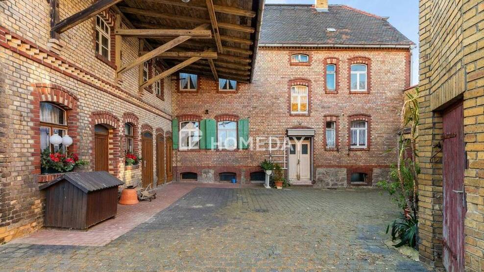 Viel Platz & Potenzial: EFH mit 8 Zimmern, Innenhof & Nebengelass auf großem Grundstück 8 zimmer