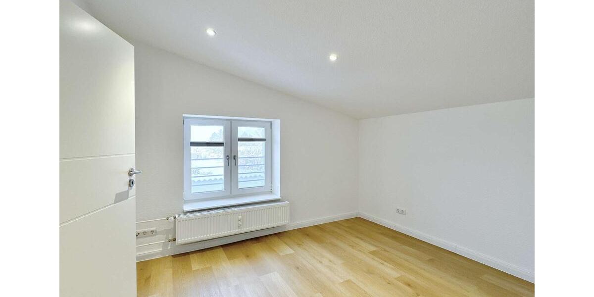 Hochwertig sanierte 3-Zi.-Whg. mit Einbauküche & großzügigem Balkon 3 zimmer