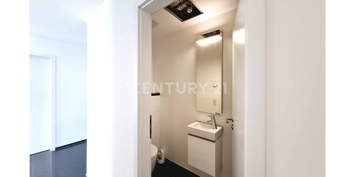 Exklusive, vollständig sanierte Wohnung mit großzügigem Raumgefühl und drei Balkonen 5 zimmer