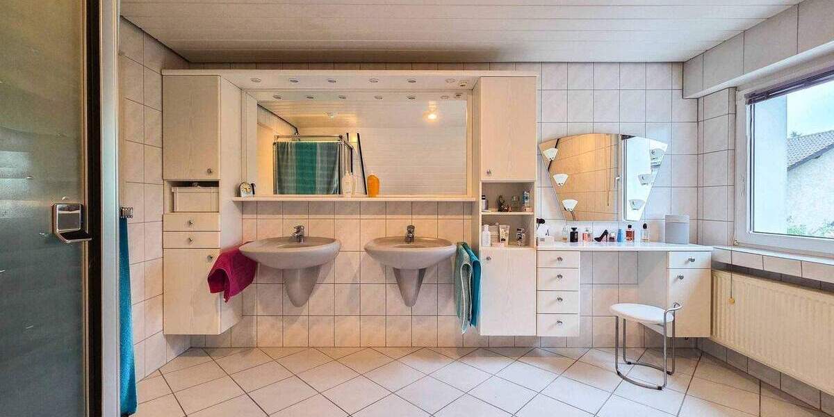 Einziehen und wohlfühlen - sehr gepflegtes Zweifamilienhaus mit Top-Potenzial zur flexiblen Nutzung 8 zimmer