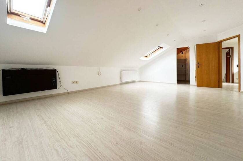 Außergewöhnliche 4,5 Zimmer Wohnung direkt am Feld mit Garage