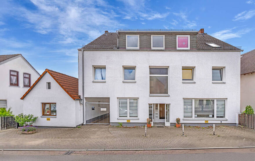 Wohnensemble aus Mehrfamilienhaus & zwei separaten Wohnhäusern